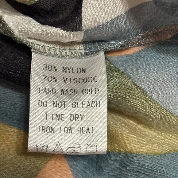 Eesome LA Abstract Geometric Blouse Size L Flowy Button Front Top - Picture 3 of 8